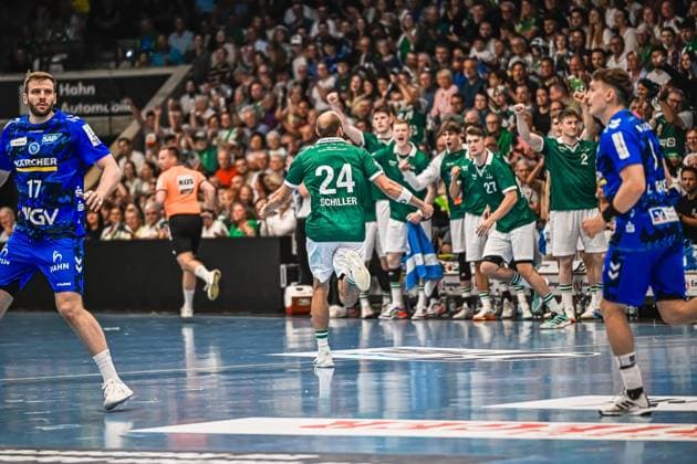 Player 24 Schiller from Frisch Auf Göppingen runs jubilantly towards his celebrating teammates on the sideline On the left in the picture a player of TVB Stuttgart 17 , on the right another TVB player 2 Schiller 24 Frisch Auf Göppingen cheers in front of the team bench Copyright: xspeedshotx xDorianfrickx