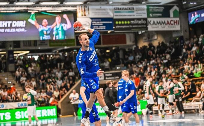 Kai Häfner 34 TVB Stuttgart jumps off and throws the ball towards the goal In the background you can see other players from both teams and the packed stands Kai Häfner 34 TVB Stuttgart throwing against Frisch Auf Göppingen Copyright: xspeedshotx xDorianfrickx