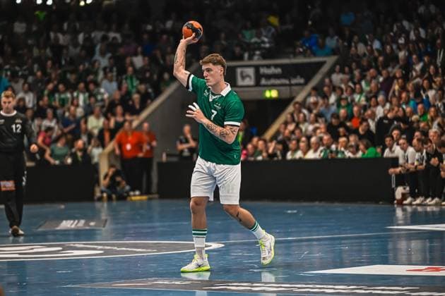 Kasper Lien 7 TVB Stuttgart takes a throw and holds the ball above his head with his hand raised In the background you can see a Frisch Auf Göppingen player with the number 12 Kasper Lien 7 TVB Stuttgart taking a throw against Frisch Auf Göppingen Copyright: xspeedshotx xDorianfrickx