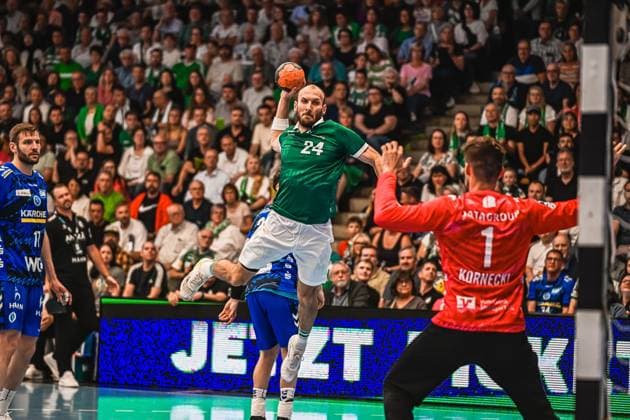 Marcel Schiller 24 Frisch Auf Göppingen jumps off and throws at the goal, guarded by TVB Stuttgart goalkeeper Kornecki 1 A well-filled spectator stand can be seen in the background Marcel Schiller 24 Frisch Auf Göppingen throwing against TVB Stuttgart Copyright: xspeedshotx xDorianfrickx