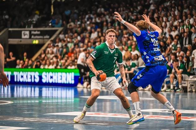 Kasper Lien 7 TVB Stuttgart defends the ball one-on-one against a Frisch Auf Göppingen defender The packed hall forms the backdrop to the intense match scene Kasper Lien 7 TVB Stuttgart in a duel against Frisch Auf Göppingen Copyright: xspeedshotx xDorianfrickx