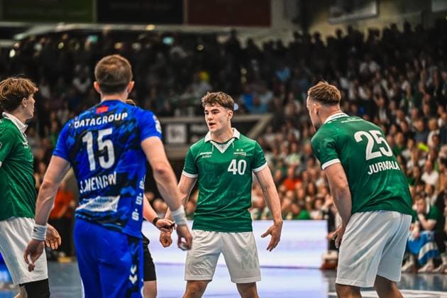 Player 40 from Frisch Auf Göppingen stands concentrated on the pitch, flanked by teammate 25 Jurmala and a player from TVB Stuttgart 15, S Mengon The packed hall forms the background to the scene Player 40 Frisch Auf Göppingen in a duel against TVB Stuttgart Copyright: xspeedshotx xDorianfrickx