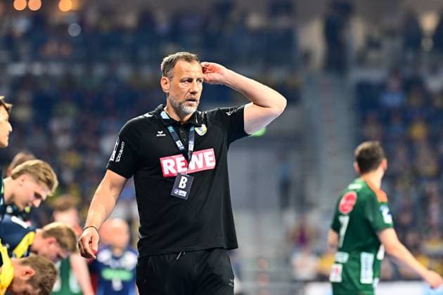 Maik Machulla, coach of the Rhein Neckar Löwen, stands concentrated on the touchline and observes the action In the background you can see players from both teams and a well-filled spectator stand Maik Machulla coach Rhein Neckar Löwen on the touchline Copyright: xMichaelxGelhardtx