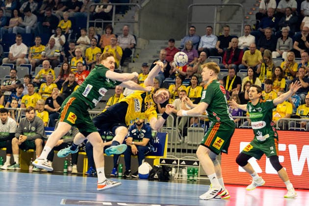 03 06 2026, xdaymx, Handball Daikin HBL, Rhein Neckar Loewen TSV Hannover Burgdorf vl Lukas Stutzke TSV Hannover Burgdorf tries to stop Haukur Thrastarson Rhein Neckar Löwens finish in vain DFL DFB REGULATIONS PROHIBIT ANY USE OF PHOTOGRAPHS as IMAGE SEQUENCES and or QUASI VIDEO Mannheim