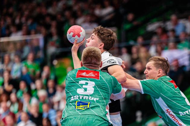 L R Daniel Astrup Pedersen GWD Minden, 03 , Rasmus Ankermann THW Kiel, 22 , Karolis Antanavicius GWD Minden, 08 GER, GWD Minden vs THW Kiel, Handball, 1 Bundesliga, Matchday 33, Season 2025 2026, 03 06 2026 GER, GWD Minden vs THW Kiel, Handball, 1 Bundesliga, Matchday 33, Season 2025 2026, 03 06 2026 Minden Copyright: xEibner-Pressefoto JanxRollingerx EP_JSK
