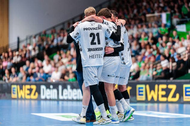 Rasmus Ankermann THW Kiel, 22 is led off the pitch injured by Eric Johansson THW Kiel, 21 left and Domagoj Duvnjak THW Kiel, 04 right GER, GWD Minden vs THW Kiel, Handball, 1 Bundesliga, Matchday 33, Season 2025 2026, 03 06 2026 GER, GWD Minden vs THW Kiel, Handball, 1 Bundesliga, Matchday 33, Season 2025 2026, 03 06 2026 Minden Copyright: xEibner-Pressefoto JanxRollingerx EP_JSK