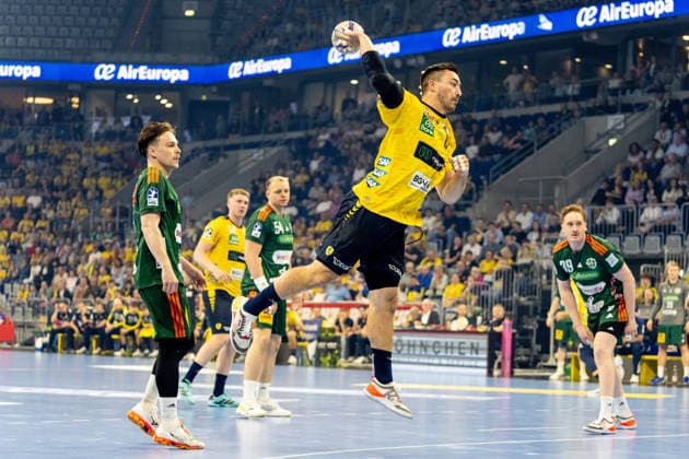 03 06 2026, xdaymx, Handball Daikin HBL, Rhein Neckar Loewen TSV Hannover Burgdorf vl Leif Tissier TSV Hannover Burgdorf , Haukur Thrastarson Rhein Neckar Löwen , Justus Fischer TSV Hannover Burgdorf and Lukas Stutzke TSV Hannover Burgdorf watch as Jannik Kohlbacher Rhein Neckar Löwen scores a goal DFL DFB REGULATIONS PROHIBIT ANY USE OF PHOTOGRAPHS as IMAGE SEQUENCES and or QUASI VIDEO Mannheim