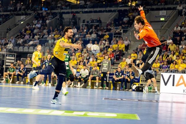 03 06 2026, xdaymx, Handball Daikin HBL, Rhein Neckar Loewen TSV Hannover Burgdorf vl Dani Baijens Rhein Neckar Löwen with the goal finish, Joel Birlehm TSV Hannover Burgdorf can however hold the ball strongly DFL DFB REGULATIONS PROHIBIT ANY USE OF PHOTOGRAPHS as IMAGE SEQUENCES and or QUASI VIDEO Mannheim