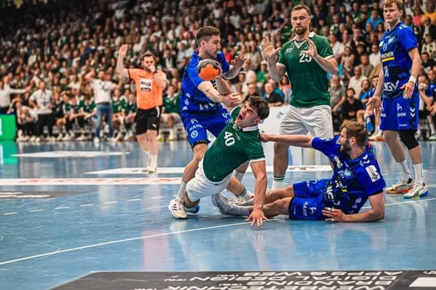 Elias Newel 40 Frisch Auf Göppingen is blocked by two TVB Stuttgart players as he breaks through and is forced to the ground Ivan Snajder 10 TVB Stuttgart fights for the ball while Ludvig Jurmala Åström 25 Frisch Auf Göppingen observes the scene in the background Elias Newel 40 Frisch Auf Göppingen in a duel against TVB Stuttgart Copyright: xspeedshotx xDorianfrickx
