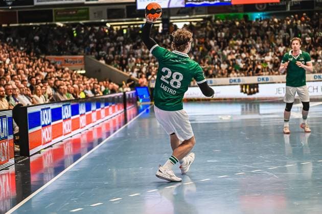 Franko Lastro 28 Frisch Auf Göppingen jumps from the right wing position and throws the ball towards the goal Another Göppingen player in a green jersey can be seen in the background, the packed hall forms the backdrop Franko Lastro 28 Frisch Auf Göppingen throwing from the wing position Copyright: xspeedshotx xDorianfrickx