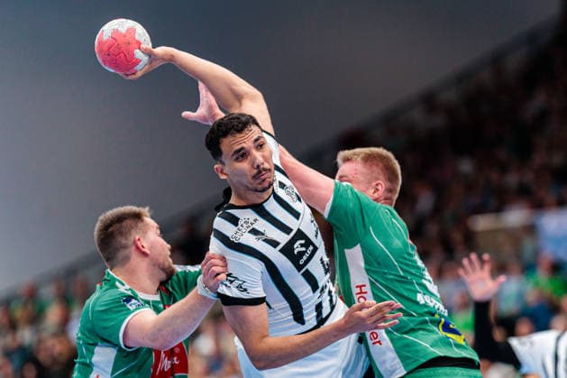 L R Ian Weber GWD Minden, 13 , Mohab Abdelhak THW Kiel, 48 , Daniel Astrup Pedersen GWD Minden, 03 GER, GWD Minden vs THW Kiel, Handball, 1 Bundesliga, Matchday 33, Season 2025 2026, 03 06 2026 GER, GWD Minden vs THW Kiel, Handball, 1 Bundesliga, Matchday 33, Season 2025 2026, 03 06 2026 Minden Copyright: xEibner-Pressefoto JanxRollingerx EP_JSK
