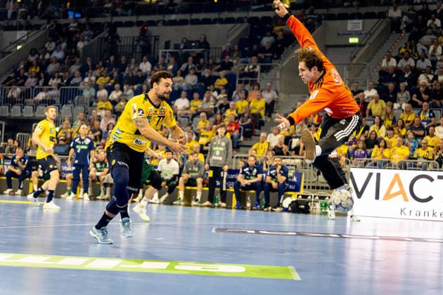 03 06 2026, xdaymx, Handball Daikin HBL, Rhein Neckar Loewen TSV Hannover Burgdorf vl Dani Baijens Rhein Neckar Löwen with the goal finish, Joel Birlehm TSV Hannover Burgdorf can however hold the ball strongly DFL DFB REGULATIONS PROHIBIT ANY USE OF PHOTOGRAPHS as IMAGE SEQUENCES and or QUASI VIDEO Mannheim
