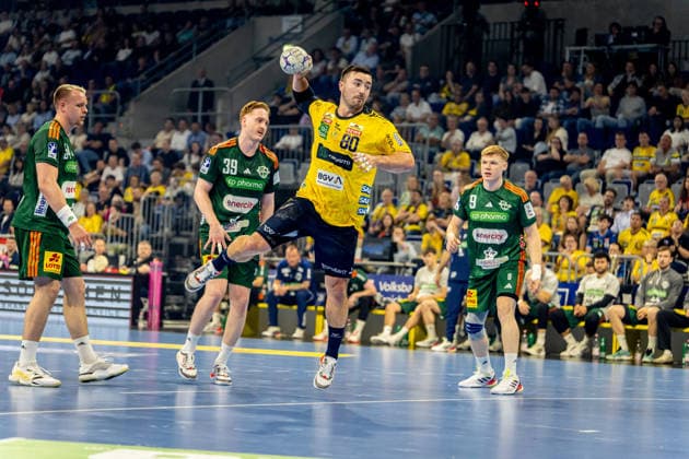 03 06 2026, xdaymx, Handball Daikin HBL, Rhein Neckar Loewen TSV Hannover Burgdorf vl Lukas Stutzke TSV Hannover Burgdorf comes too late and cant stop Jannik Kohlbacher Rhein Neckar Löwen, who comes to finish and scores a goal DFL DFB REGULATIONS PROHIBIT ANY USE OF PHOTOGRAPHS as IMAGE SEQUENCES and or QUASI VIDEO Mannheim