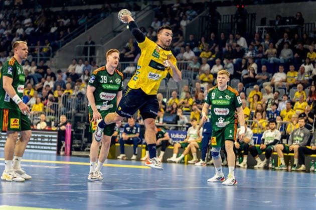 03 06 2026, xdaymx, Handball Daikin HBL, Rhein Neckar Loewen TSV Hannover Burgdorf vl Lukas Stutzke TSV Hannover Burgdorf comes too late and cant stop Jannik Kohlbacher Rhein Neckar Löwen, who comes to finish and scores a goal DFL DFB REGULATIONS PROHIBIT ANY USE OF PHOTOGRAPHS as IMAGE SEQUENCES and or QUASI VIDEO Mannheim