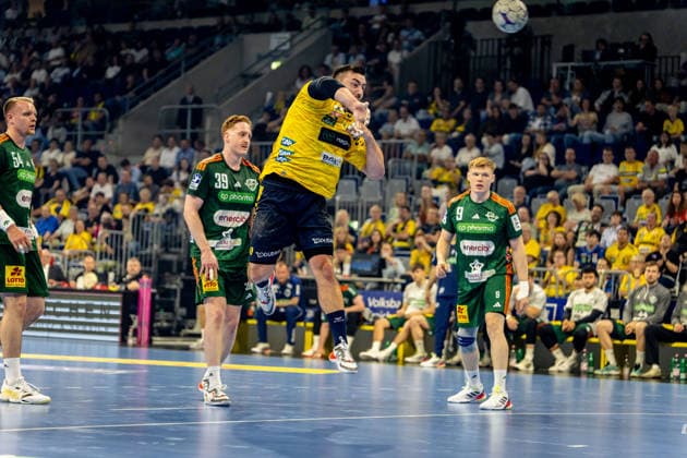 03 06 2026, xdaymx, Handball Daikin HBL, Rhein Neckar Loewen TSV Hannover Burgdorf vl Lukas Stutzke TSV Hannover Burgdorf comes too late and cant stop Jannik Kohlbacher Rhein Neckar Löwen, who comes to finish and scores a goal DFL DFB REGULATIONS PROHIBIT ANY USE OF PHOTOGRAPHS as IMAGE SEQUENCES and or QUASI VIDEO Mannheim