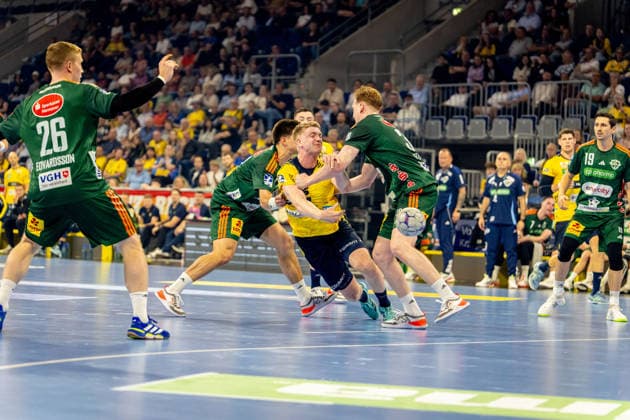 03 06 2026, xdaymx, Handball Daikin HBL, Rhein Neckar Loewen TSV Hannover Burgdorf Haukur Thrastarson Rhein Neckar Löwen is tackled hard by Renars Uscins TSV Hannover Burgdorf and Lukas Stutzke TSV Hannover Burgdorf DFL DFB REGULATIONS PROHIBIT ANY USE OF PHOTOGRAPHS as IMAGE SEQUENCES and or QUASI VIDEO Mannheim