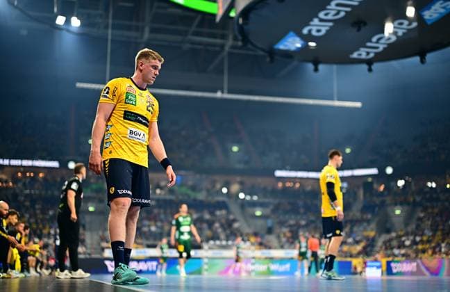 Haukur Thrastarson 25 Rhein Neckar Löwen stands on the arena floor during the match and looks to the side with concentration In the background you can see other players from both teams and the packed spectator stands Haukur Thrastarson 25 Rhein Neckar Löwen on the pitch Copyright: xMichaelxGelhardtx
