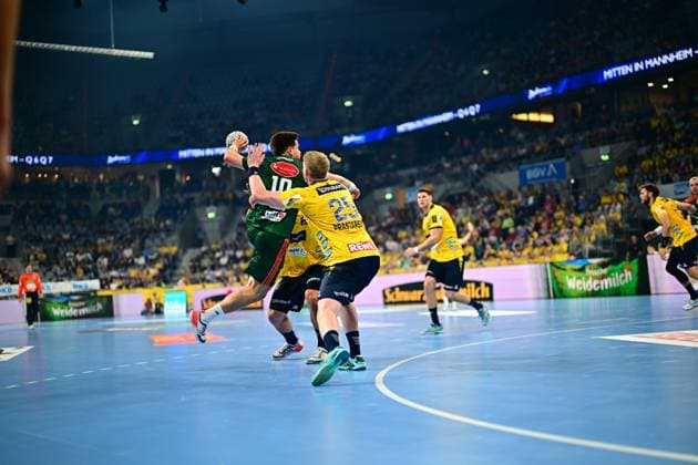 Renars Uscins 10 TSV Hannover Burgdorf jumps to throw and is blocked by Haukur Thrastarson 25 Rhein Neckar Löwen The scene takes place in front of a sold-out crowd in the SAP Arena Mannheim Renars Uscins 10 TSV Hannover Burgdorf throwing against Rhein Neckar Löwen Copyright: xMichaelxGelhardtx