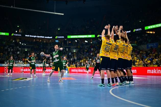 Lukas Stutzke 39 TSV Hannover Burgdorf prepares a free throw while Haukur Thrastarson 25 Rhein Neckar Löwen , Jannik Kohlbacher 80 Rhein Neckar Löwen and other Löwen players form a wall with raised arms The goal with Leif Tissier 7 TSV Hannover Burgdorf can be seen in the background Lukas Stutzke 39 TSV Hannover Burgdorf taking a free throw against the Löwen wall Copyright: xMichaelxGelhardtx