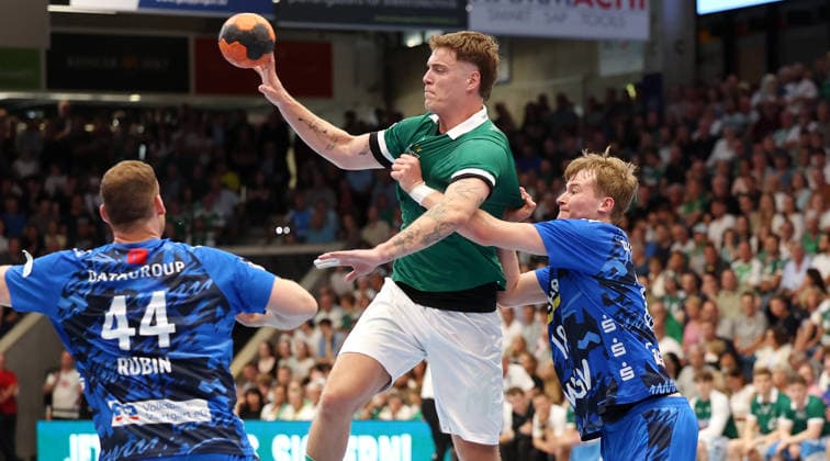 Göppingen Handball Frisch Auf Göppingen vs TVB Stuttgart, f l Lenny Rubin TVB , Victor Klöve Göppingen , Linus Schmid TVB