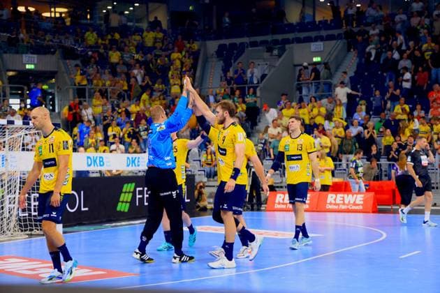 Steven Plucnar Jacobsen 9 Rhein Neckar Löwen high-fives with the Rhein Neckar Löwen goalkeeper, while Lukas Sandell 11 Rhein Neckar Löwen and Sebastian Heymann 13 Rhein Neckar Löwen can be seen in the background The spectators in the packed arena celebrate the team Steven Plucnar Jacobsen 9 Rhein Neckar Löwen celebrates with goalkeeper Copyright: xspeedshotx