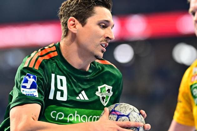 Marius Steinhauser 19 TSV Hannover Burgdorf holds the handball in both hands and prepares a play In the background you can see a Rhein Neckar Löwen player Marius Steinhauser 19 TSV Hannover Burgdorf with the ball in attack Copyright: xMichaelxGelhardtx