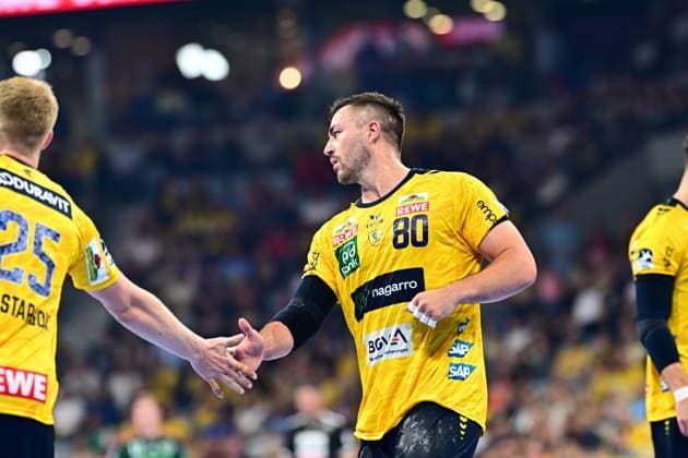 Jannik Kohlbacher 80 Rhein Neckar Löwen high-fives Haukur Thrastarson 25 Rhein Neckar Löwen Spectators in the packed arena can be seen in the background Jannik Kohlbacher 80 Rhein Neckar Löwen high-fiving with team-mates Copyright: xMichaelxGelhardtx