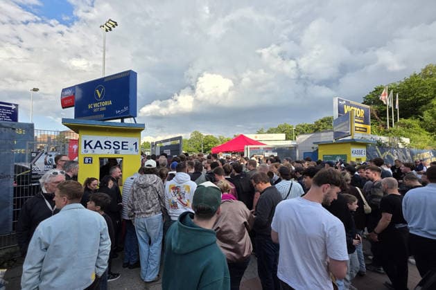 Soccer, Season 2025 26, Promotion round Regionalliga Nord, Eimsbütteler TV SV Todesfelde, Stadion Hoheluft Hamburg , 03 06 2026, 2 Matchday Until kick-off large crowds in front of the entrances to Stadion Hoheluft Hamburg Germany