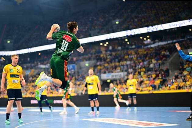Marius Steinhauser 19 TSV Hannover Burgdorf jumps and pulls up to shoot at the Rhein Neckar Löwen goal Steven Plucnar Jacobsen 9 Rhein Neckar Löwen and Haukur Thrastarson 25 Rhein Neckar Löwen try to stop the attack Marius Steinhauser 19 TSV Hannover Burgdorf taking a jump shot against Rhein Neckar Löwen Copyright: xMichaelxGelhardtx