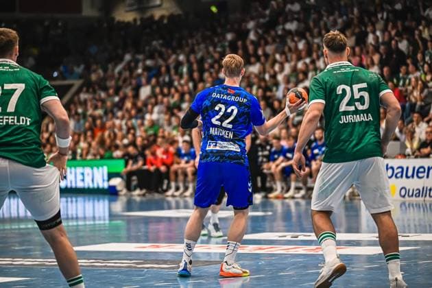 Torben Matzken 22 TVB Stuttgart defends the ball against Ludvig Jurmala Åström 25 Frisch Auf Göppingen at the back Left in the picture is Oskar Sunnefeldt 27 Frisch Auf Göppingen Torben Matzken 22 TVB Stuttgart in a duel against Ludvig Jurmala Åström 25 Frisch Auf Göppingen Copyright: xspeedshotx xDorianfrickx