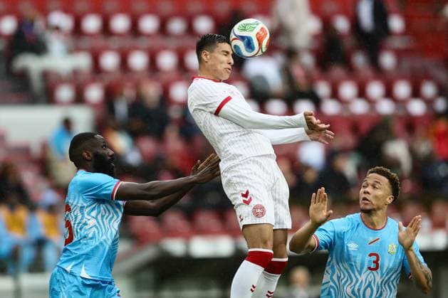 Fußball, Testspiel, DR Kongo - Dänemark Congolese Arthur Masuaku and Danish Adam Daghim fight for the ball during a friendly soccer game between the national teams of DR Congo and Denmark, Wednesday 03 June 2026 in Liege, in preparation of the upcoming the 2026 World Cup. BRUNOxFAHY  x175850770x