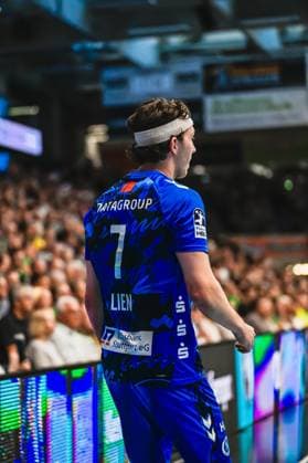 Kasper Thorsen Lien 7 TVB Stuttgart stands with his back to the camera on the touchline in front of a packed crowd The right winger wears a white headband Kasper Thorsen Lien 7 TVB Stuttgart on the touchline Copyright: xspeedshotx xDorianfrickx