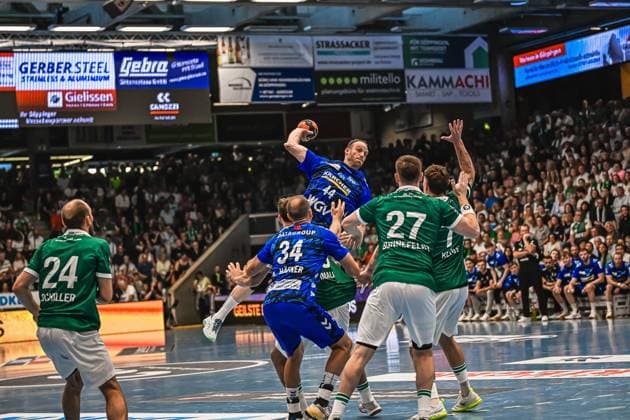 Lenny Rubin 44 TVB Stuttgart jumps up and throws the ball towards the goal, surrounded by the Frisch Auf Göppingen defense Oskar Sunnefeldt 27 Frisch Auf Göppingen and Victor Klöve 7 Frisch Auf Göppingen try to block the throw, while Marcel Schiller 24 Frisch Auf Göppingen and Kai Häfner 34 TVB Stuttgart are also in the picture Lenny Rubin 44 TVB Stuttgart jumps to throw against Frisch Auf Göppingen Copyright: xspeedshotx xDorianfrickx