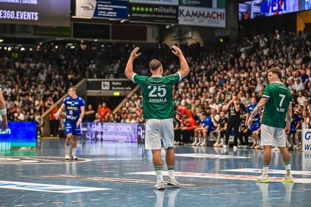 Ludvig Jurmala Åström 25 Frisch Auf Göppingen stands with his back to the camera and raises both arms in a gesture of complaint Victor Klöve 7 Frisch Auf Göppingen and a TVB Stuttgart player can be seen in the background Ludvig Jurmala Åström 25 Frisch Auf Göppingen raises his arms in a gesture of complaint Copyright: xspeedshotx xDorianfrickx