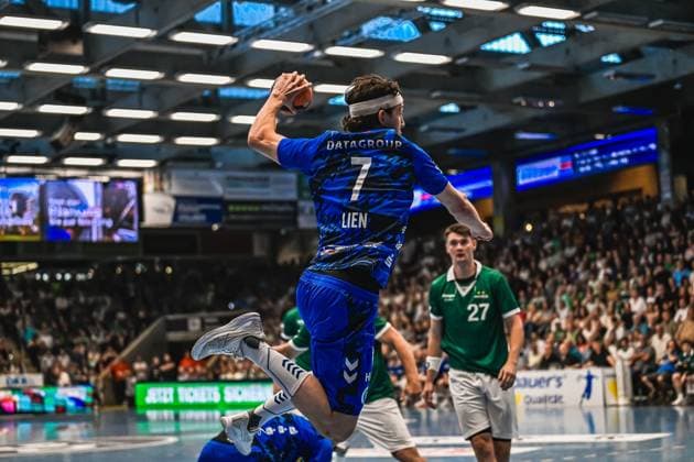 Kasper Thorsen Lien 7 TVB Stuttgart jumps with the ball in the throwing motion Oskar Sunnefeldt 27 Frisch Auf Göppingen can be seen in the background as a defender Kasper Thorsen Lien 7 TVB Stuttgart taking a jump shot Copyright: xspeedshotx xDorianfrickx