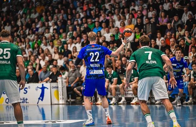 Torben Matzken 22 TVB Stuttgart holds up the ball and looks for a shot while Victor Klöve 7 Frisch Auf Göppingen is defending On the left of the picture is another player from Frisch Auf Göppingen with the number 25 Torben Matzken 22 TVB Stuttgart in attack against Victor Klöve 7 Frisch Auf Göppingen Copyright: xspeedshotx xDorianfrickx