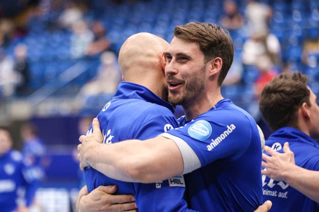 2026 06 03, xkwix, Handball, HBL, TBV Lemgo Lippe SC DHfK Leipzig, PHOENIX CONTACT arena, 33 Matchday, Season 2025 2026 Hendrik Wagner TBV Lemgo Lippe 28 hugs while warming up Urh Kastelic TBV Lemgo Lippe 99 Photo xKamilxWilkowskixPressefotoKochx Nordrhein Westfalen Germany