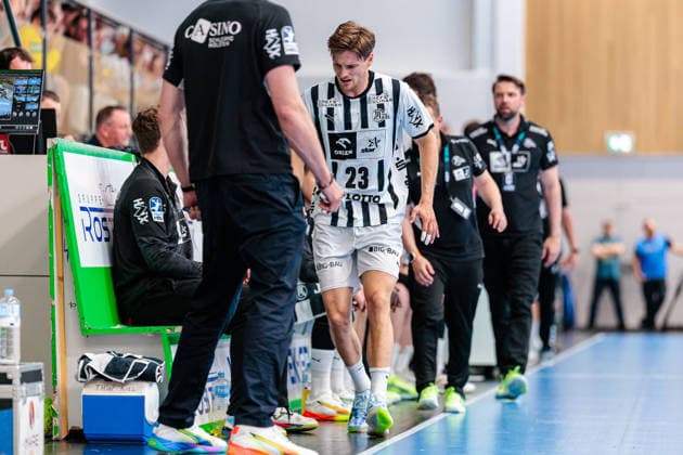 Rune Dahmke THW Kiel, 23 limps past the players bench GER, GWD Minden vs THW Kiel, Handball, 1 Bundesliga, Matchday 33, Season 2025 2026, 03 06 2026 GER, GWD Minden vs THW Kiel, Handball, 1 Bundesliga, Matchday 33, Season 2025 2026, 03 06 2026 Minden Copyright: xEibner-Pressefoto JanxRollingerx EP_JSK