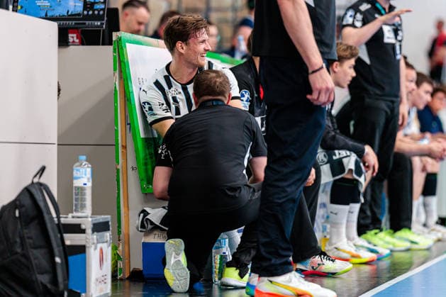 Rune Dahmke THW Kiel, 23 receives medical treatment GER, GWD Minden vs THW Kiel, Handball, 1 Bundesliga, Matchday 33, Season 2025 2026, 03 06 2026 GER, GWD Minden vs THW Kiel, Handball, 1 Bundesliga, Matchday 33, Season 2025 2026, 03 06 2026 Minden Copyright: xEibner-Pressefoto JanxRollingerx EP_JSK