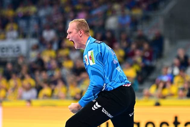 Goalkeeper David Späth 29 Rhein Neckar Löwen raises his fist and screams out his jubilation The yellow-clad spectators in the packed arena can be seen in the background David Späth 29 Rhein Neckar Löwen cheers loudly Copyright: xMichaelxGelhardtx