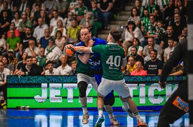 Lenny Rubin 44 TVB Stuttgart fights his way through the defense of Elias Newel 40 Frisch Auf Göppingen The spectators in the packed hall follow the duel closely Lenny Rubin 44 TVB Stuttgart in a duel against Elias Newel 40 Frisch Auf Göppingen Copyright: xspeedshotx xDorianfrickx