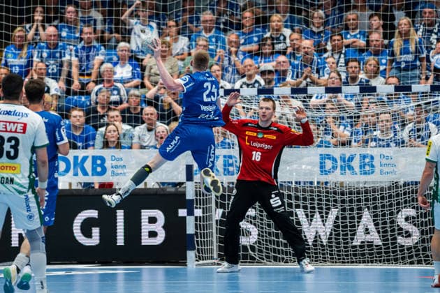 TBV Lemgo Lippe GER vs SC DHfK Leipzig GER , Handball, Daikin Handball Bundesliga, 33 Matchday, 3 6 2026, Season 2025 2026, Lemgo Niels Versteijnen TBV Lemgo Lippe, 25 in goal throw against Tomas Mrkva SC DHfK Leipzig, 16 Lemgo Phoenix Contact Arena Germany