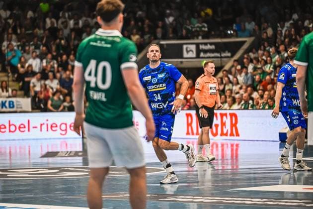 Kai Häfner 34 TVB Stuttgart runs towards the pitch in the packed EWS Arena and watches the action In the foreground is Elias Newel 40 Frisch Auf Göppingen from behind, in the background is a referee Kai Häfner 34 TVB Stuttgart during the match against Frisch Auf Göppingen Copyright: xspeedshotx xDorianfrickx