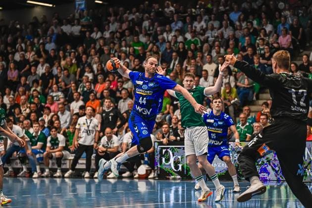 Kai Häfner 34 TVB Stuttgart jumps and pulls up to shoot, while Oskar Neudeck 2 Frisch Auf Göppingen tries to defend Max Heydecke 19 TVB Stuttgart can be seen in the background, goalkeeper Kristian Sæveras 12 Frisch Auf Göppingen is in goal Kai Häfner 34 TVB Stuttgart taking a jump shot against Frisch Auf Göppingen Copyright: xspeedshotx xDorianfrickx