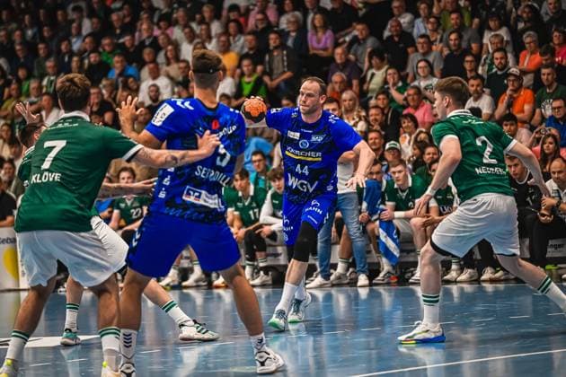 Lenny Rubin 44 TVB Stuttgart carries the ball and looks for an attacking option, surrounded by Frisch Auf Göppingen opponents On the left is Victor Klöve 7 Frisch Auf Göppingen in defense, on the right Oskar Neudeck 2 Frisch Auf Göppingen Lenny Rubin 44 TVB Stuttgart in attack against Frisch Auf Göppingen Copyright: xspeedshotx xDorianfrickx