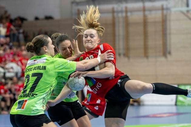 Handball Bundesliga Frauen,HBF, Saison 2025 2026 Relegation SV Union Halle Neustadt vs Spreefüchse Berlin Halle, Germany 03 June 2026 In the picture from left in the duel Nomi in de Braekt Berlin , Angela Cappellaro Berlin and Cara Reuthal Halle Halle Saale SWH Arena Sachsen Anhalt Germany