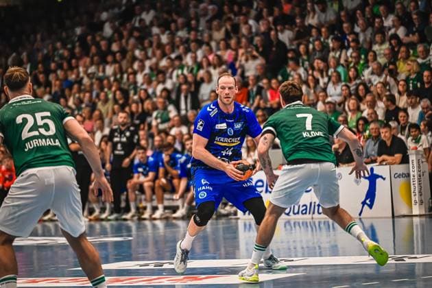 Lenny Rubin 44 TVB Stuttgart carries the ball in attack and is supported by Victor Klöve 7 Frisch Auf Göppingen and Ludvig Jurmala Åström 25 Frisch Auf Göppingen in defense The game takes place in front of a sold-out crowd Lenny Rubin 44 TVB Stuttgart in attack against Frisch Auf Göppingen Copyright: xspeedshotx xDorianfrickx