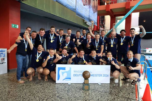 Wasserball, 1. WBB, Waspo 98 Hannover ist Deutscher Meister DEU, DWV, 1.WBB, Spandau04 vs. Waspo Hannover, 03.06.2026, Schwimmhalle-Schoeneberg, Berlin, DEU, DWV, 1.WBB, Spandau04 vs. Waspo Hannover, im Bild Hannover-Spielerkreis, Pokal *** DEU, DWV, 1 WBB, Spandau04 vs Waspo Hannover, 03 06 2026, Schwimmhalle Schoeneberg, Berlin, DEU, DWV, 1 WBB, Spandau04 vs Waspo Hannover, in the picture Hannover players circle, cup nordphotoxGmbHx xEngler nph00076