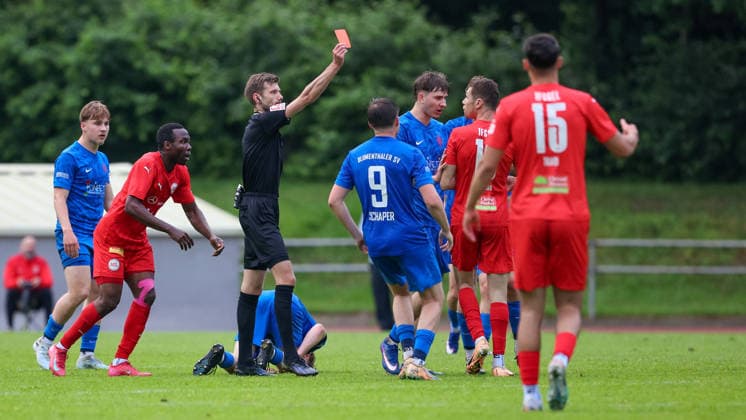 v li Referee Jost Steenken shows Gean Baumgratz 1 FC Germania Egestorf Langreder, 10 the red card, sending off, sending off, 03 06 2026, Bremen Germany , Football, Promotion round Regionalliga Nord, Blumenthaler SV 1 FC Germania Egestorf Langreder xobx