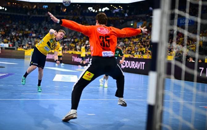 Haukur Thrastarson 25 Rhein Neckar Löwen takes a shot from the back and has already released the ball Goalkeeper Joel Birlehm 35 TSV Hannover Burgdorf stretches out his arms to meet the throw Haukur Thrastarson 25 Rhein Neckar Löwen throws at Joel Birlehm 35 TSV Hannover Burgdorf Copyright: xMichaelxGelhardtx